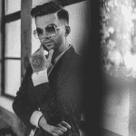 پویان مختاری با کت و شلوار