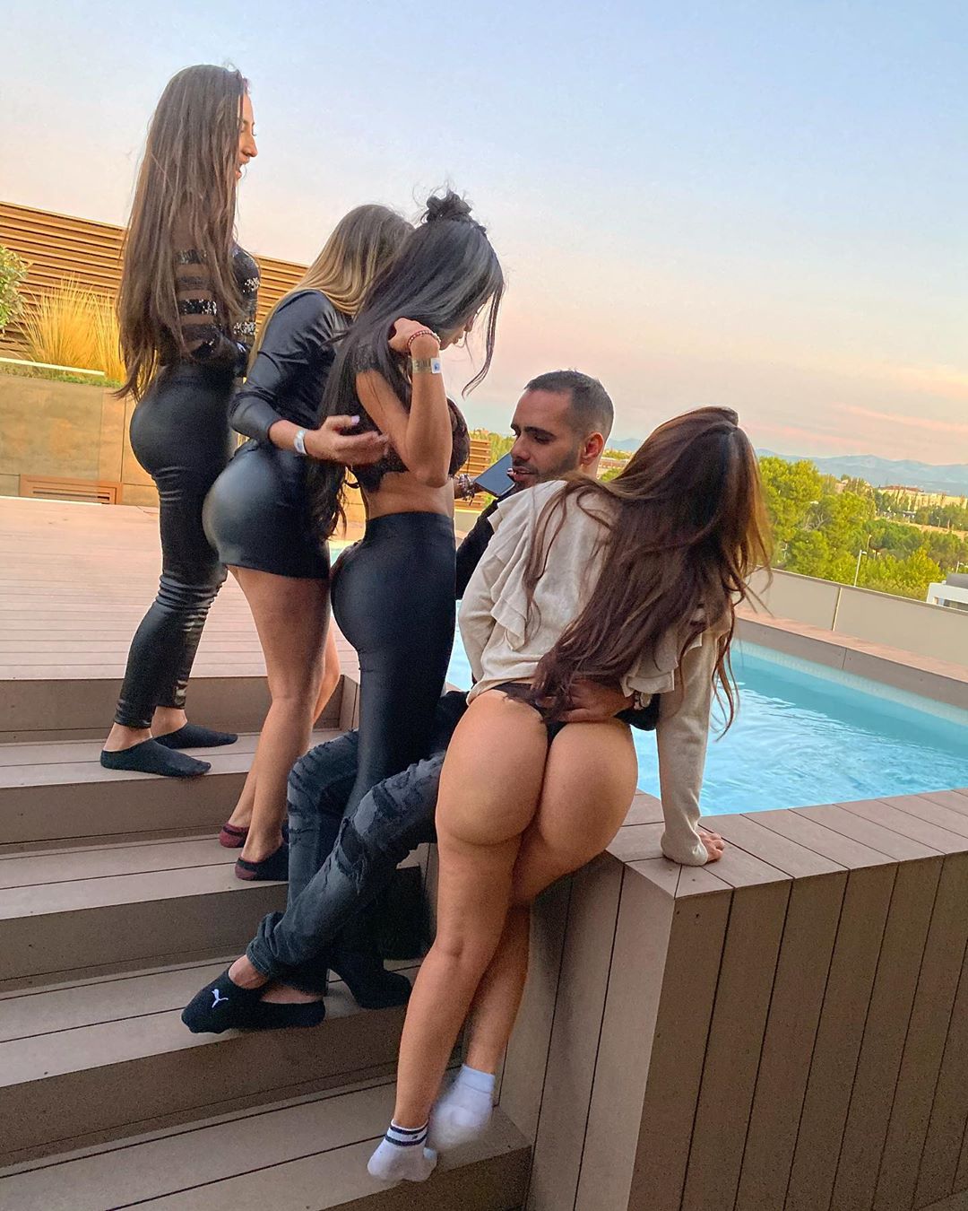ساشا سبحانی به همراه چهار دختر سکسی اسپانیایی سیاه پوش