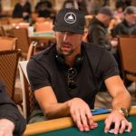 مایکل فلپس، شناگر مشهور در حال انجام بازی پوکر