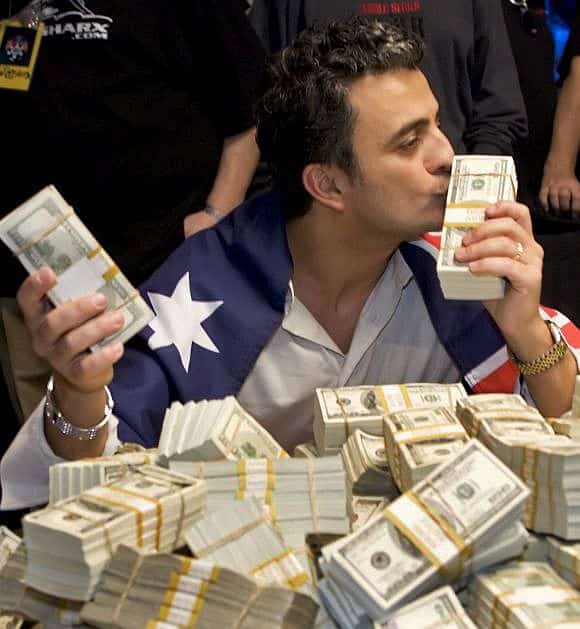 تصویر جو هاشم وقتی قرار است 7.5 میلیون دلار را به خانه ببرد!