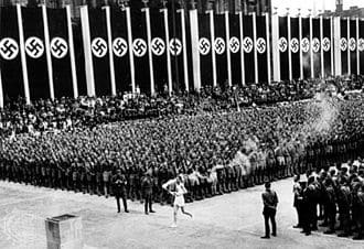 در پایان اولین مراسم حمل مشعل المپیک، شعله المپیک به برلین رسید - سال ۱۹۳۶
