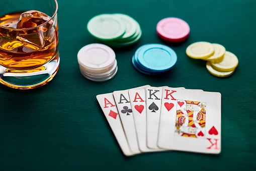 بازی ویسکی پوکر (whiskey poker)